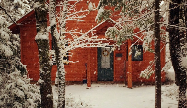 Immaculate mountain cabin with awe inspiring sunrise and mountain views in Ripton