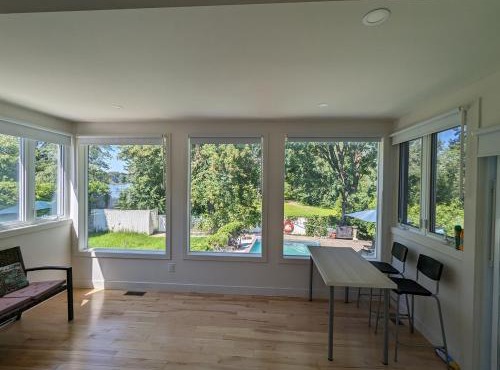 Impeccable, modern, river view, renovated cottage in Laval