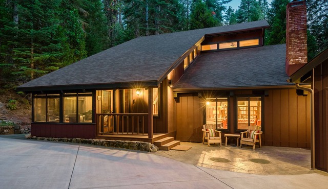 Johnson's Firefall Lodge - 2 miles from Yosemite National Park! in Fish Camp