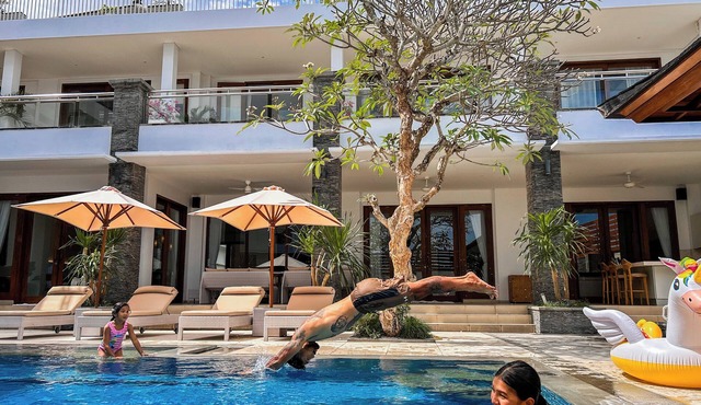 Jos Villa Canggu - Space for all the Family by the beach
