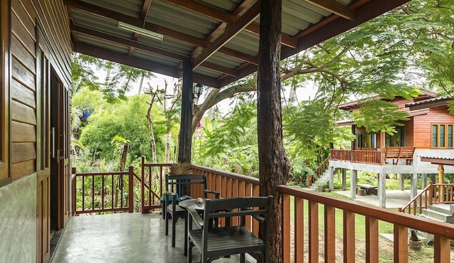 Jule Red Villa, Wifi, AC, Balcony, Terrace in Ko Pha-ngan
