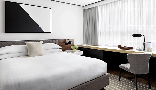 King Suite in Boutique Hotel – Walk to Museums