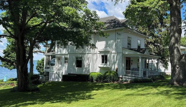 Lakefront Home in the Heart of Aurora, Sunset Ready! in Aurora