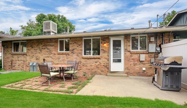 Large 2 bedroom home with HUGE Yard * Easy Access