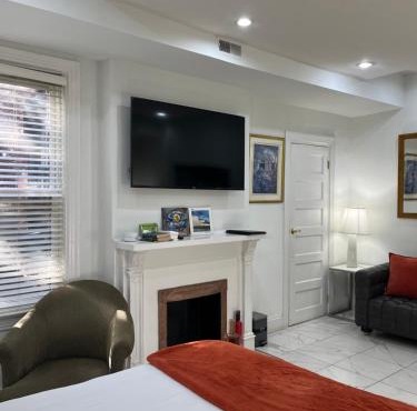 Large DUPLEX Apt 2Bdrm 1Den-Metro