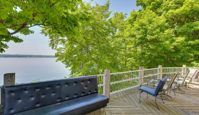 Lockes Glen - Lakefront Geneva Getaway with Dock! in Geneva