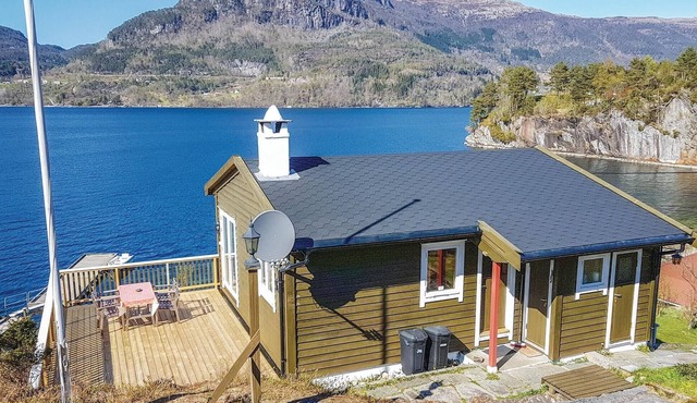 Lovely home in Eikelandsosen with sauna
