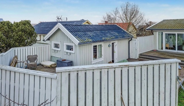 Lovely home in Hönö with harbor view