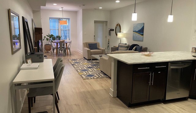 Luxe 2BD/2BA Townhouse in Hip Area - Near Metro
