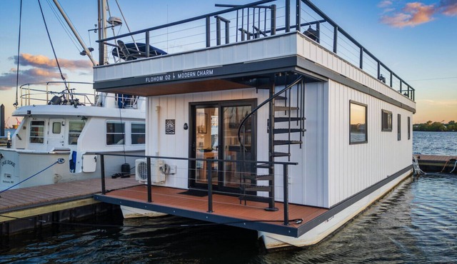 Luxe Houseboat with Epic 360 Views of Baltimore Harbor in Baltimore