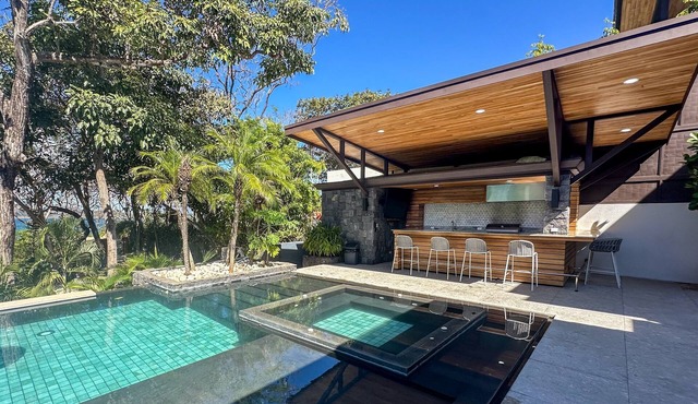 Luxe Oceanfront Villa, Private Pool & Beach Access in Playa Langosta