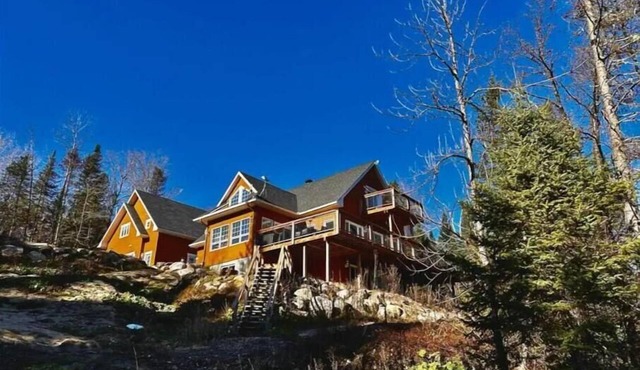 Luxurious Waterfront 6 BDRM Chalet w/Billiards, Game Room & Unforgettable Views