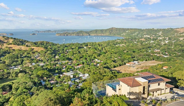 Luxury 5 Bedroom Villa with Panoramic Ocean Views and Infinity Pool in Playas del Coco