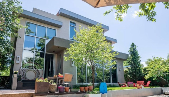Luxury Art House for Family Reunions with Pool Near DU & Red Rocks