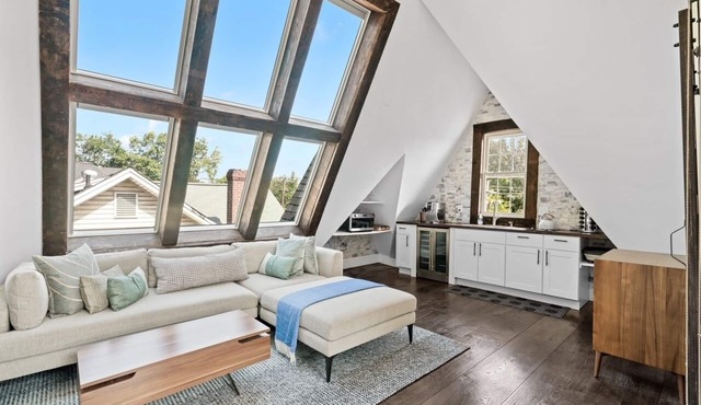 Luxury Escape in DC, with a private deck!