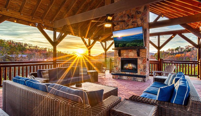 ~LUXURY~ INDOOR POOL/GAZEBO/OUTDOOR FIREPLACE/GAME RM/GOLDEN TEE/SAUNA/HOT TUB! in Sevierville