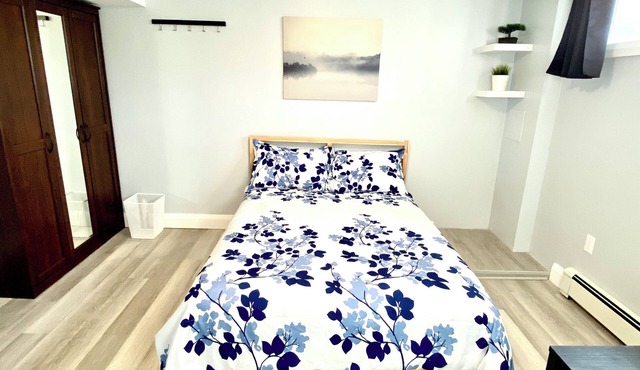 Master bedroom with private bathroom 10 min drive to Downtown & Ottawa Airport