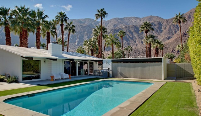 Mid-Century Modern Gem - Pool Spa Fire Pit w/Stunning Views in Vista Las Palmas