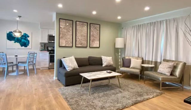 Modern 2/2 Glendale Condo, Parking, Washer/Dryer