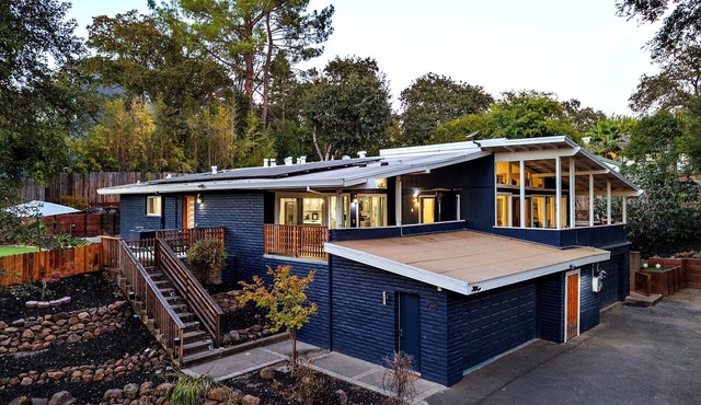 Modern 2BR near American River: fire pit, hilltop views, sleeps 5 in Fair Oaks
