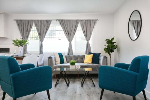 Modern 3BR Apt with Parking in Glendale in Glendale