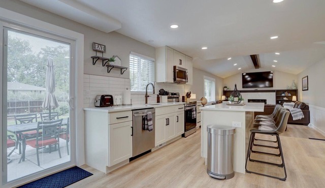 Modern 5 BR - Large Yard + BBQ + Kid's Playhouse + Game Room + Great WiFi