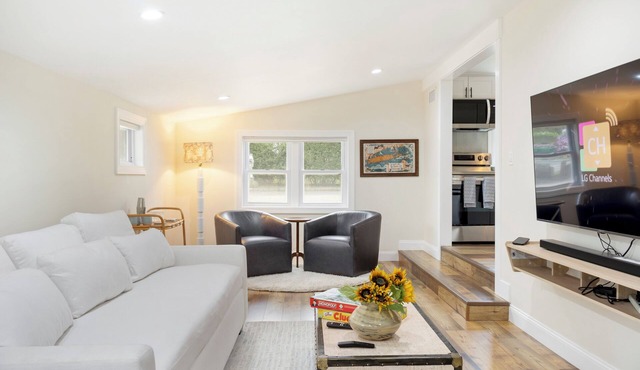 Modern Hamptons Getaway: 5 minutes to the Beach and Restaurants! in Hampton Bays