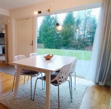 Modern, private & fully equipped for 3 & 2 children, near forest, with kitchen washer, pets friendly in Gothenburg