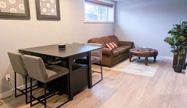 Modern Spacious Suite 5 minutes to UofA/Cross Cancer/Maz | Private Entrance in Edmonton