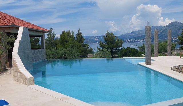 Modern stone villa with infinity pool. in Cavtat