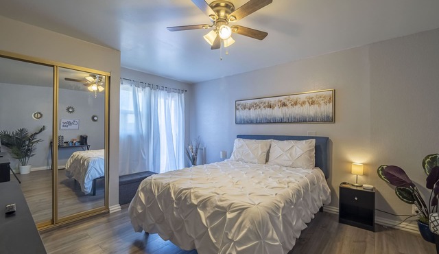 Modern studio in Carmichael | Netflix | Work Desk in Carmichael