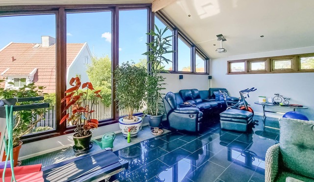 Move into this large vacation home with short distances to the sea and Gothenburg.