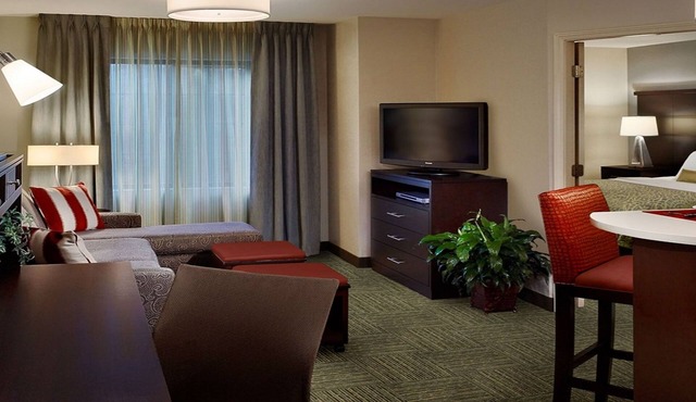 Near Metro & Amtrak Station | Free Breakfast Buffet Access!