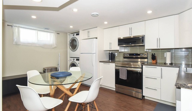 Nepean | Modern | Lower unit | Sleeps 6 | 3 beds, 1 bath