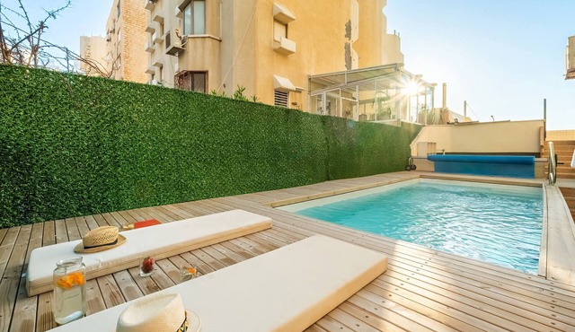 Netanya Beachfront & Pool Retreat in Netanya