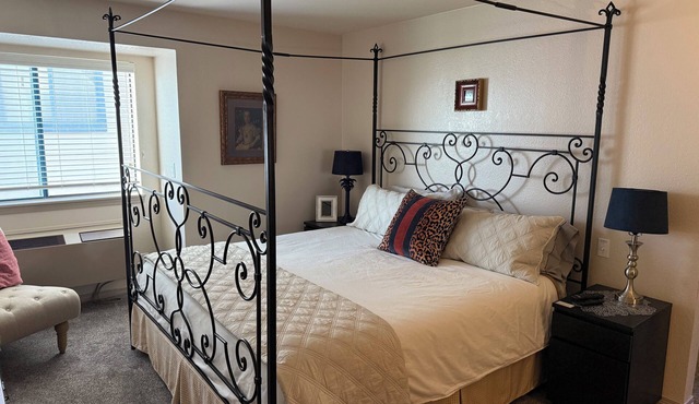 New King size bed, pool, laundry in-unit, super clean