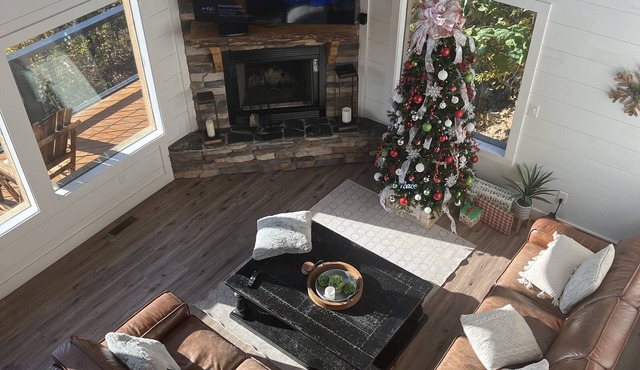 New Luxury Cabin (spectacular view of Mount LaConte)