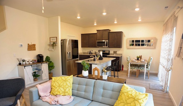 New modern boho cozy home, child-friendly, central AC, fast internet in Gresham