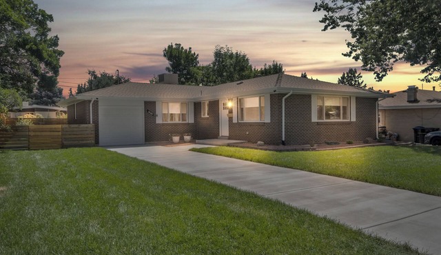 Newly remodeled 5-bedroom house 1.8 mi to Old Town Arvada Hot Tub, AC