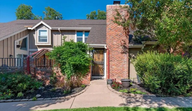 Newly Renovated Two-Story Townhouse w/Two Car Garage Close to the Mountains