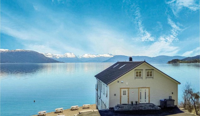 Nice apartment in Strandebarm with 3 Bedrooms and WiFi in Strandebarm