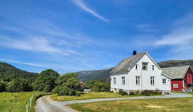Nice home in Eikelandsosen with WiFi