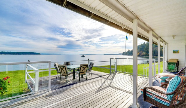 Oak Bay Beach House in Port Hadlock in Port Hadlock-Irondale