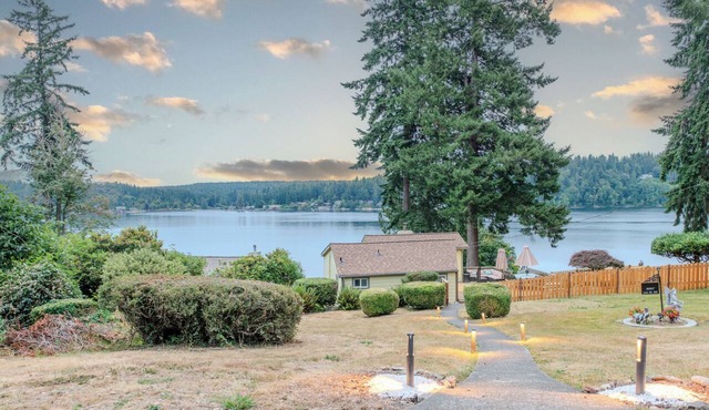 Oceanfront boho cottage in Bremerton in Bremerton