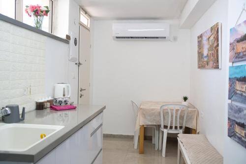 oded Inviting housing in Jerusalem