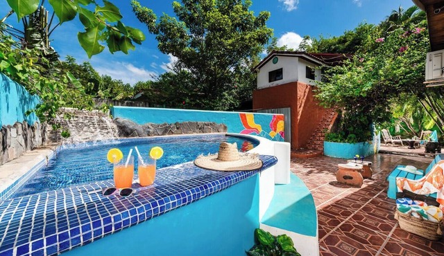 Peaceful 3BR beach retreat w/private pool, fast WiFi, & AC. Walk to Playa Junquillal. Includes detached casita. in Playa Junquillal