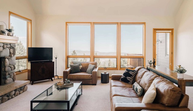 Peaceful Getaway with Hot Tub - Views - Evergreen
