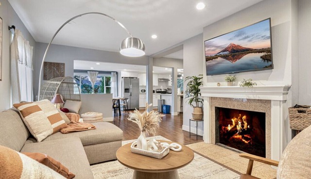 Peaceful Upper Unit in Edmonds | Mins to Ferry in Edmonds