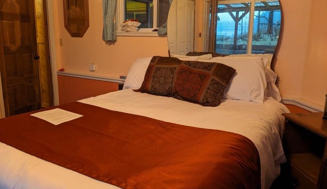 Peach Room Bed Queen in Marrowstone