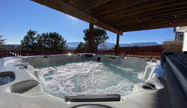 ✔Pets✔ ♕King Bed/Bath/Kitchen ♨Hot Tub♨ w views 🏞 in Colorado Springs